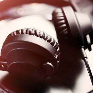 קול שישי - ירון אנוש פודקאסט לוגו