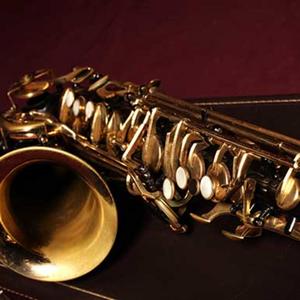 מסביב לחצות - רוני ורטהיימר פודקאסט לוגו